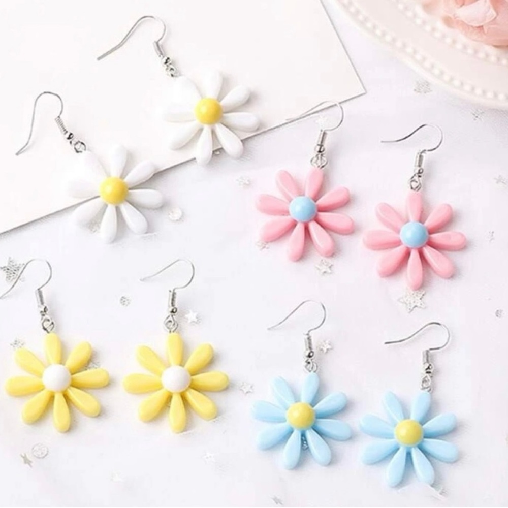 Whimsical Daisy Flower Drop Earrings – Pastel Colors